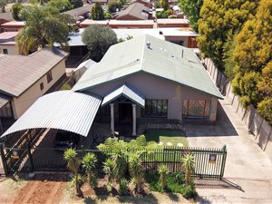 6 Bed House in Hermanstad