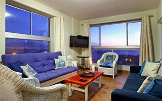 3 Bedroom Apartment in Bloubergstrand