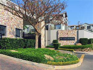 2 Bed Apartment in Pineslopes