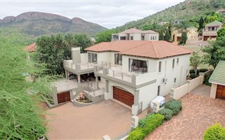 4 Bedroom House in Kosmos Ridge