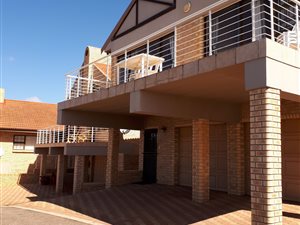 4 Bedroom Townhouse in Menkenkop
