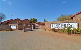 2 Bedroom Townhouse in Rooihuiskraal North
