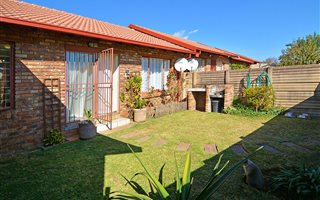 2 Bedroom Townhouse in Rooihuiskraal North
