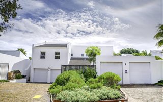 4 Bedroom House in Marina Da Gama