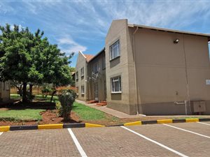 2 Bed Apartment in Die Hoewes