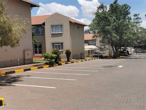 2 Bed Apartment in Die Hoewes