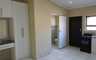 Bachelor apartment in Bredell AH