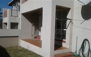 2 Bedroom Flat in Geelhoutpark
