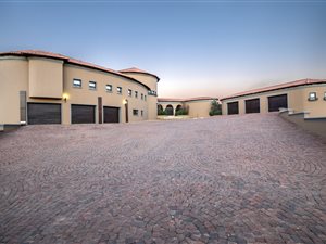 6 Bed House in Mooikloof Heights