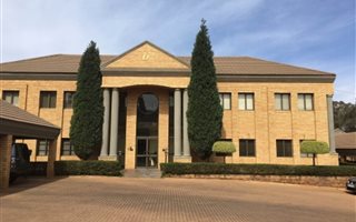 130 m² Office Space in Die Hoewes