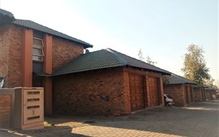 3 Bedroom Townhouse in Heuwelsig Estate