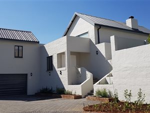 3 Bed House in Bryanston West