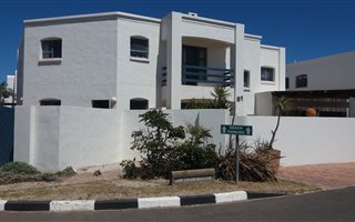 5 Bedroom House in Paradise Beach
