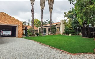 4 Bedroom House in Alphen Park