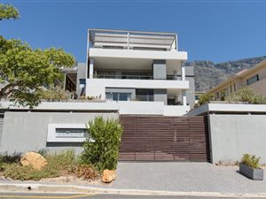 3 Bed Apartment in Vredehoek