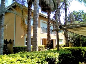 8 Bed House in Colts Hill