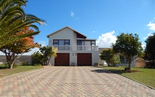 3 Bedroom House in Hartenbos Heuwels