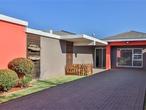 3 Bed Simplex in Dan Pienaar