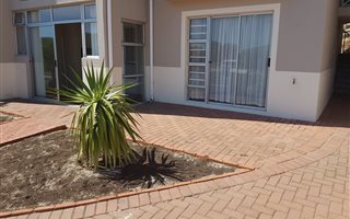 2 Bedroom House in Bloubergstrand