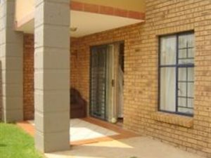 2 Bedroom Townhouse in Die Hoewes
