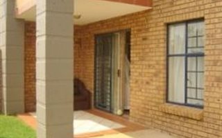 2 Bedroom Townhouse in Die Hoewes
