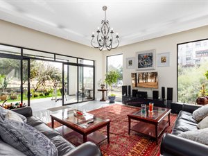 6 Bed House in Steyn City