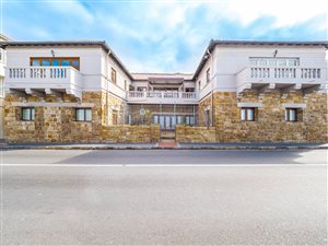 2 Bed Apartment in Kalk Bay