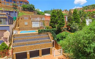 7 Bedroom House in Bassonia