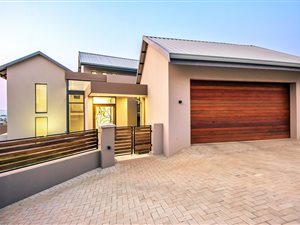 4 Bed House in The Hills