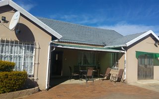 3 Bedroom House in Robertsham
