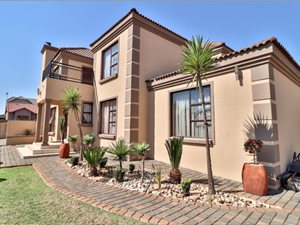 5 Bed House in Amberfield Valley