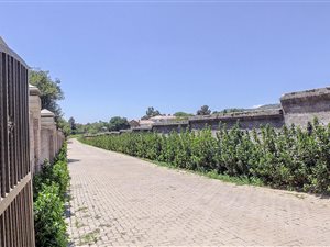 2000 m² Land available in Ruimsig