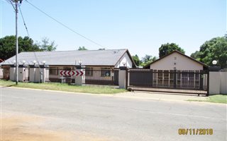 4 Bedroom House in Lynnwood Glen