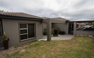4 Bedroom House in De Oude Spruit
