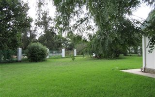 549 m² Land available in Bedford