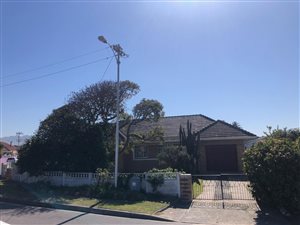 3 Bed House in Grassy Park