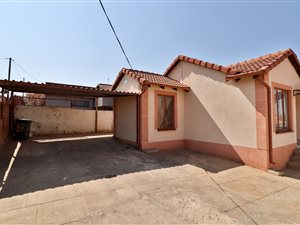 3 Bed House in Lotus Gardens
