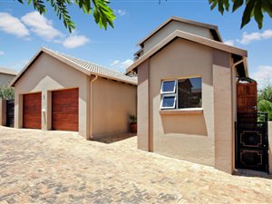 3 Bedroom Townhouse in Eagle Canyon Golf Estate