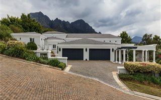 5 Bedroom House in Erinvale Estate