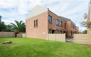 2 Bedroom Townhouse in Loerie Park