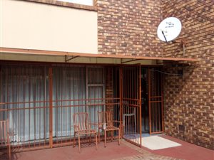 3 Bed Townhouse in Vanderbijlpark CE3