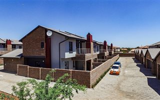 3 Bedroom Duplex in Doornpoort and surrounds