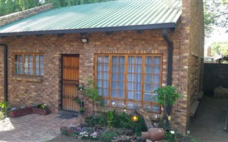 1 Bedroom Garden Cottage in Rensburg