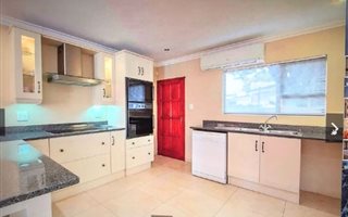 1 Bedroom Flat in Highway Gardens