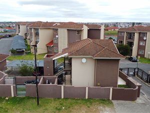 2 Bed Flat in Lennox Estate