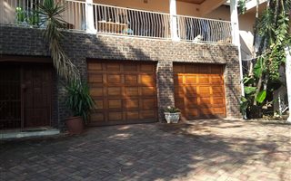6 Bedroom House in Protea Park