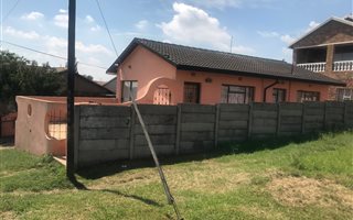 2 Bedroom House in Alra Park