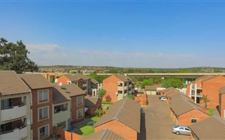 2 Bedroom Apartment in Die Hoewes