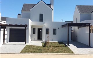 3 Bedroom House in Somerset Country Estate