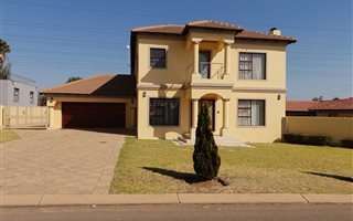 5 Bedroom House in Crescent Wood Country Estate